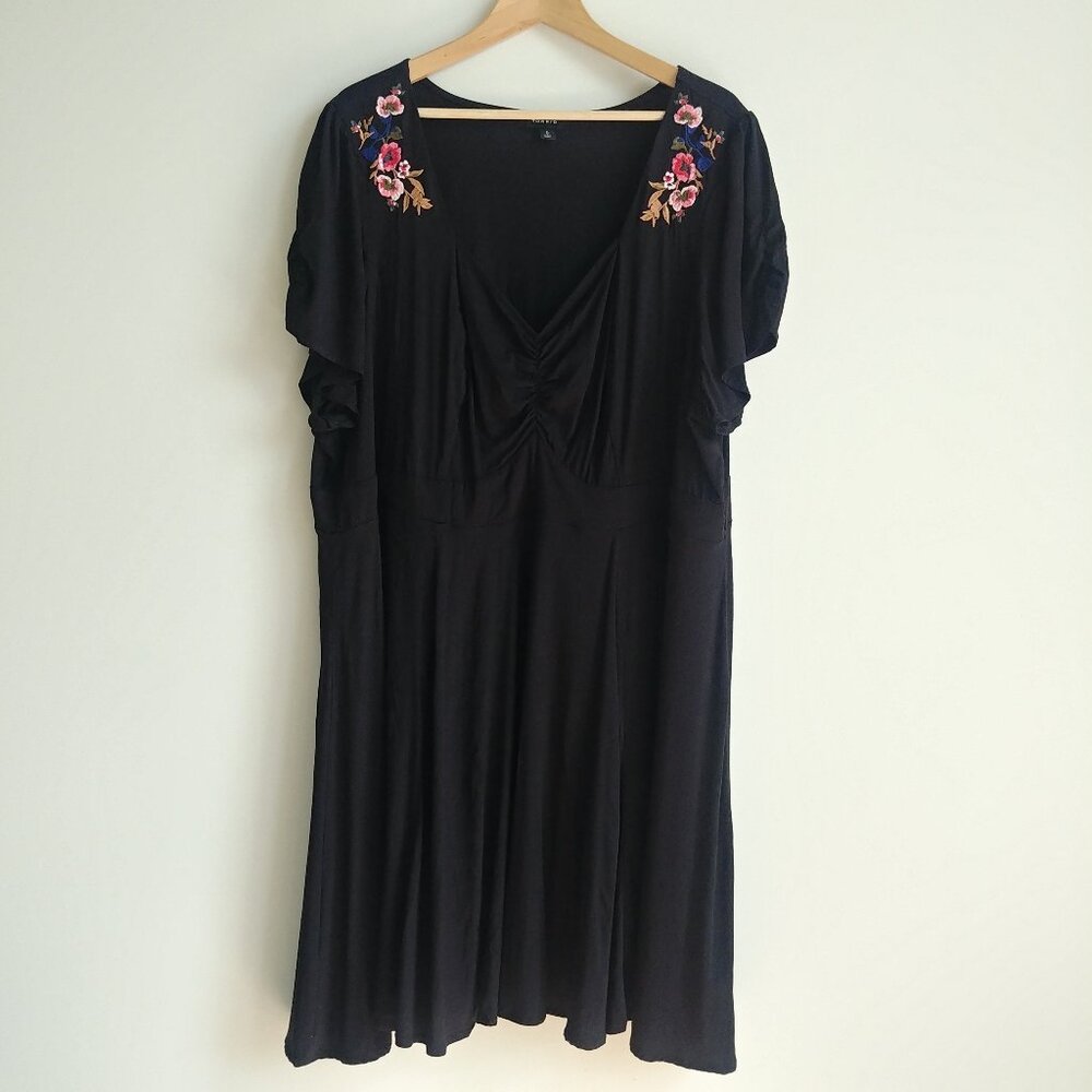 Torrid 5 5X black dress embroidery sweetheart neckline rayon spandex stretch